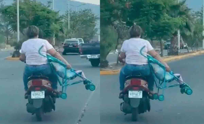 Mujer es captada llevando a su hijo en su carriola sobre una moto