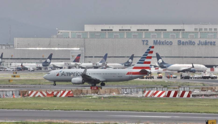 Dos aviones chocan en la pista de rodaje del AICM 