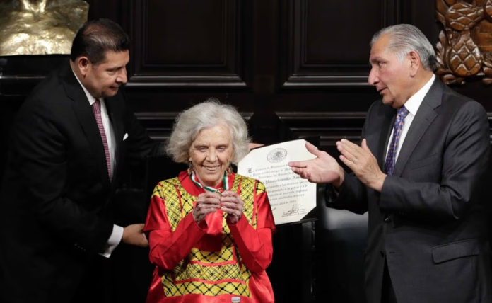 Elena Poniatowska recibe en el Senado la Medalla Belisario Domínguez