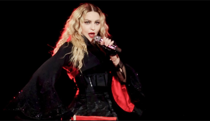 #Video: Madonna exige a fan pararse para cantar y la 'funan'