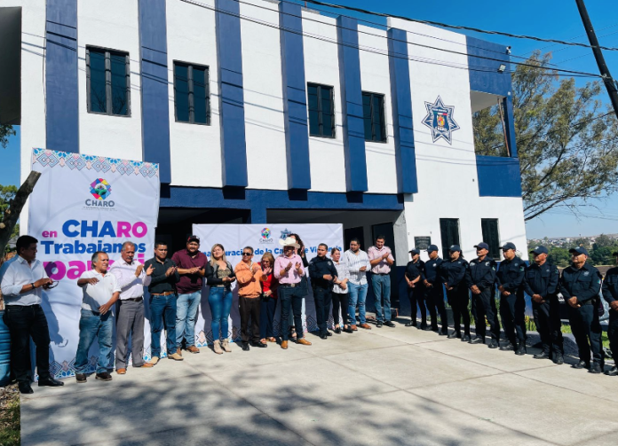 Entrega Chava Cortés patrullas, seguros de vida y caseta de vigilancia de Irapeo