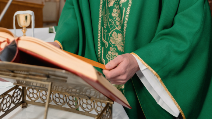 Giran orden de captura en Venezuela contra ex sacerdote mexicano por abuso sexual