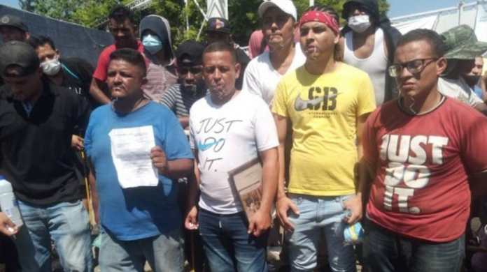 Migrantes se cosen la boca durante protesta en Huixtla, Chiapas