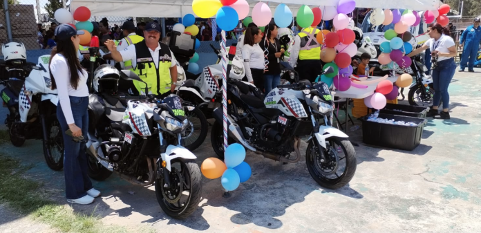 Niños y niñas disfrutan festejo con los agentes policiacos