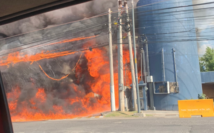Reportan incendio en subestación eléctrica en CDMX