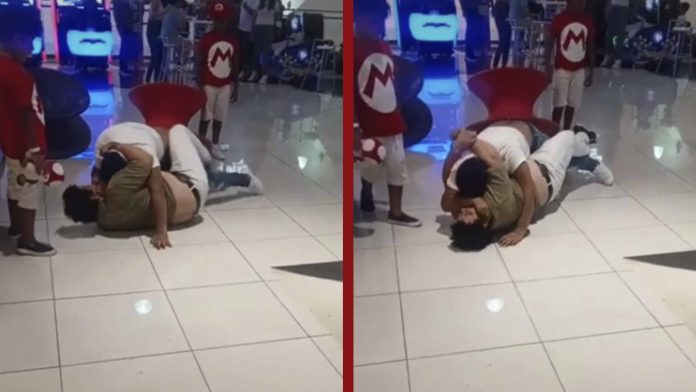 Dos hombres protagonizan una pelea en Cinépolis por una silla pirinola