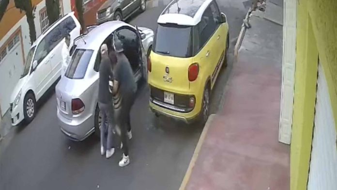 Captan secuestro de una joven en CDMX