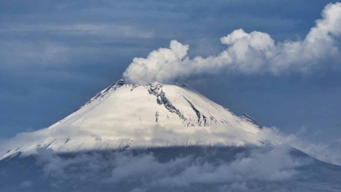 En plena primavera el volcán Popocatépetl luce nevado