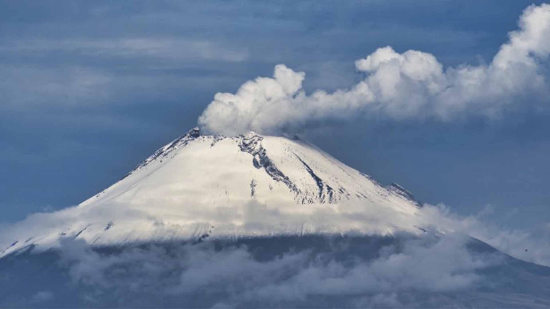 En plena primavera el volcán Popocatépetl luce nevado En plena primavera el volcán Popocatépetl luce nevado