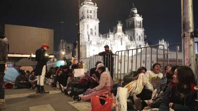 Fans de la Rosalía acampan afuera del zócalo desde el jueves para estar en primera fila