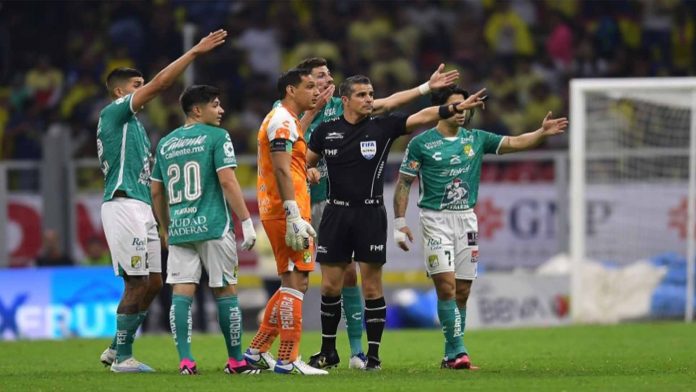 Fernando Hernández sería expulsado del arbitraje por golpear a jugador de León