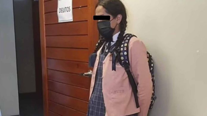 Hombre se disfrazó de ‘alumna’ para entrar a baño de mujeres de colegio; ya fue detenido