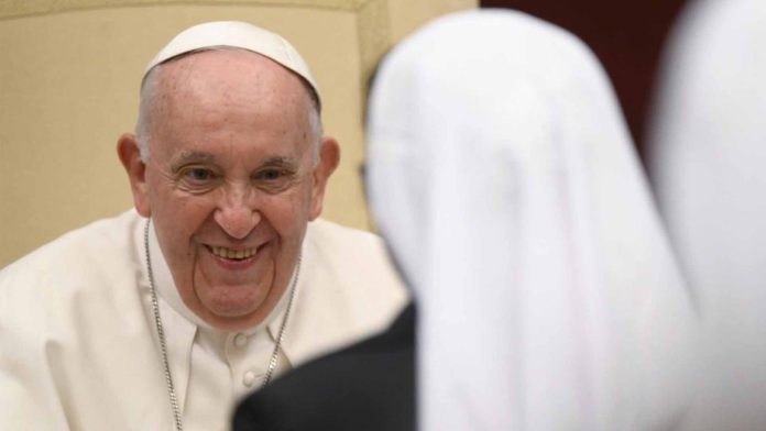 Papa Francisco pide a hombres escuchar a las mujeres de la iglesia