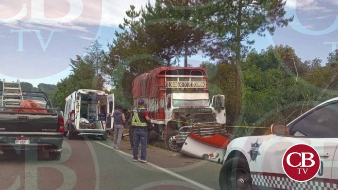 Un muerto y seis lastimados deja brutal choque de torton y camionetas