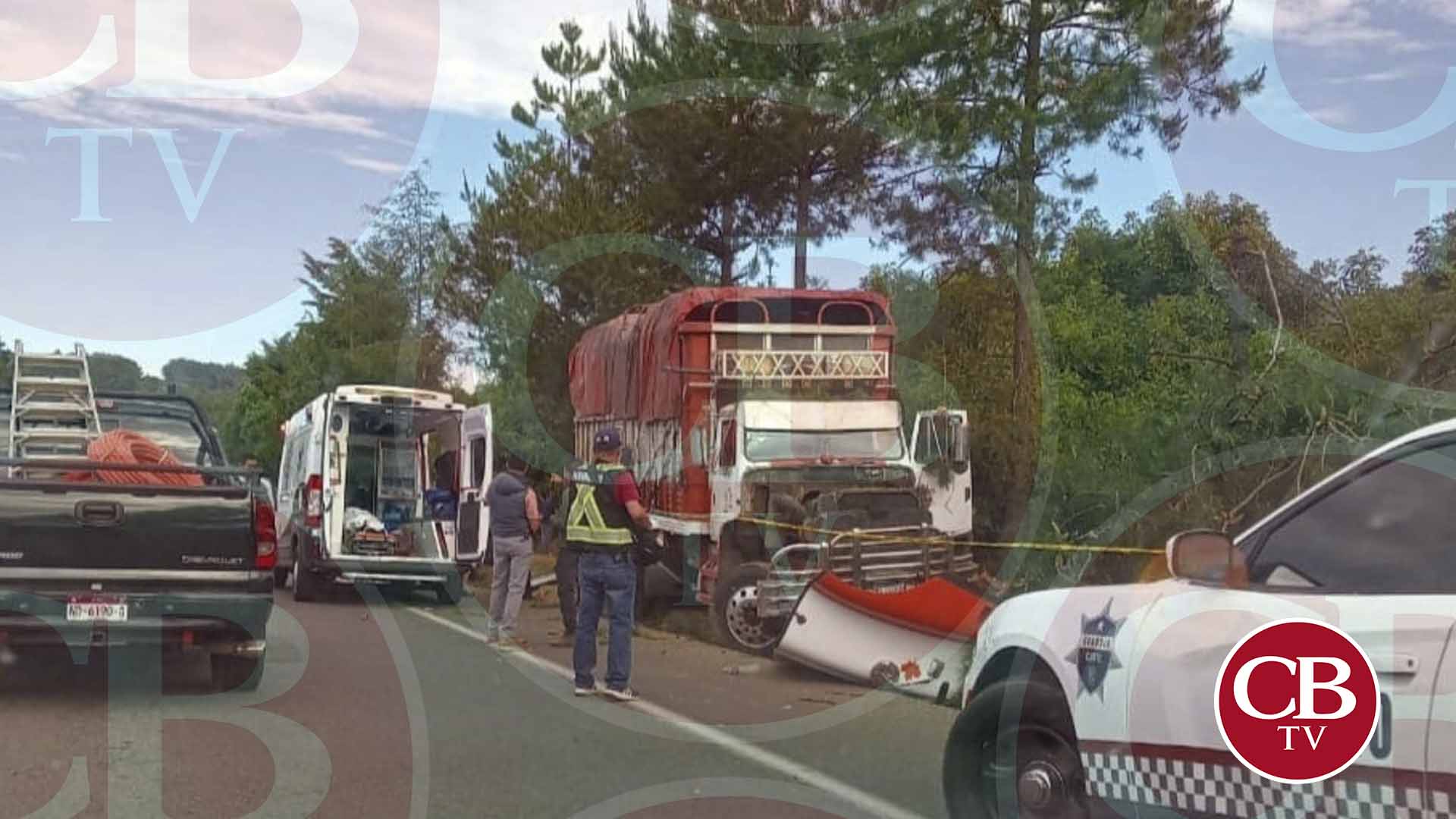 Un muerto y seis lastimados deja brutal choque de torton y camionetas Un muerto y seis lastimados deja brutal choque de torton y camionetas