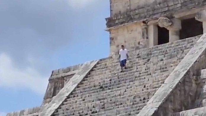 Turista sube a la cima de la pirámide de Kukulcán pese a estar prohibido