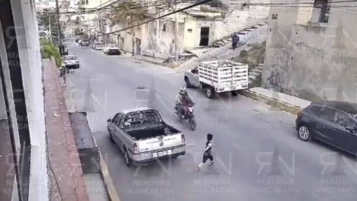 Motociclista atropella a un niño y se da a la fuga en calles del Estado de México