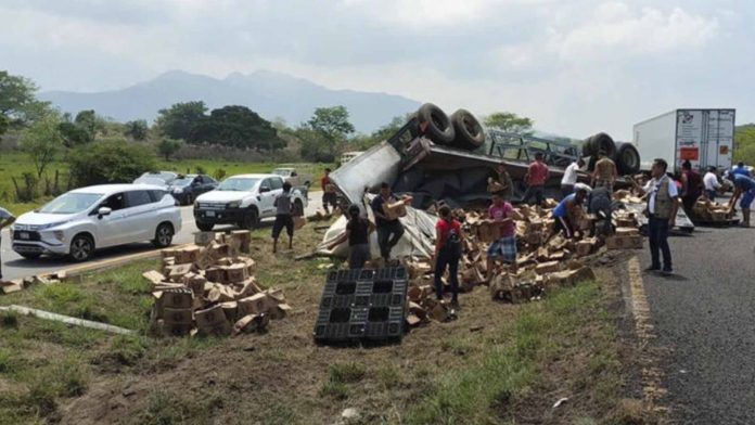 Pobladores hacen rapiña tras volcadura de tráiler en Chiapas