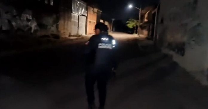 Policías de Irapuato apuntan sus armas contra dos periodistas