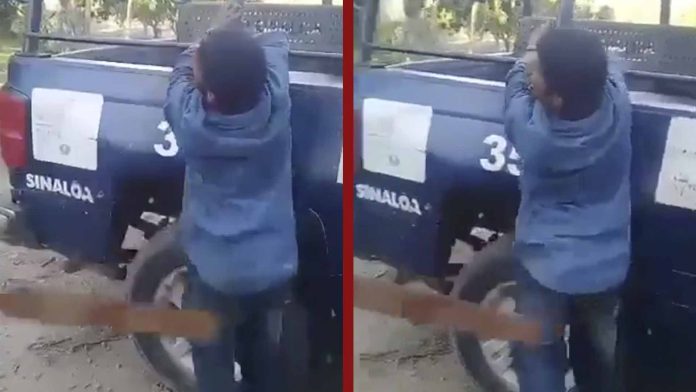 Policía tablea a un hombre mientras está esposado a una patrulla en Sinaloa