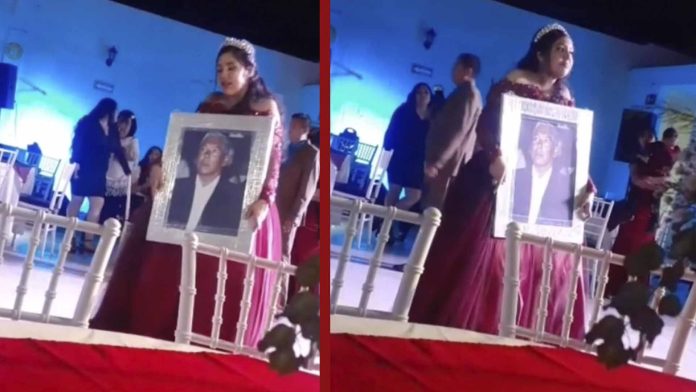 Quinceañera baila vals con la foto de su abuelo fallecido