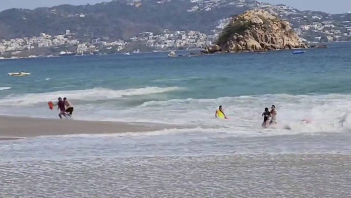 Salvavidas logran rescatar a dos jóvenes que habrían sido arrastrados por el mar en Acapulco