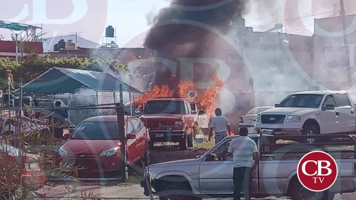 Se quema tianguis de autos a lado del Estadio Morelos