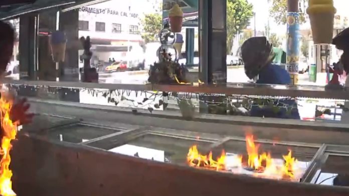VIDEO: Extorsionadores prenden fuego a adulto mayor