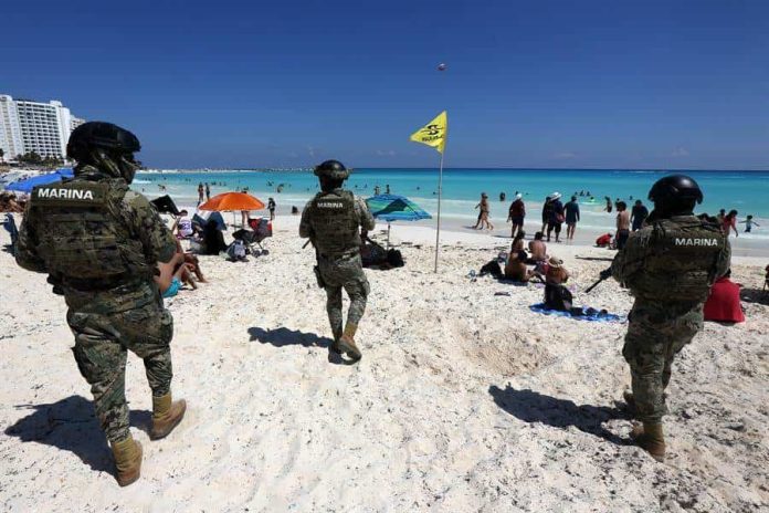 Asesinan a tres personas en playa de Cancún