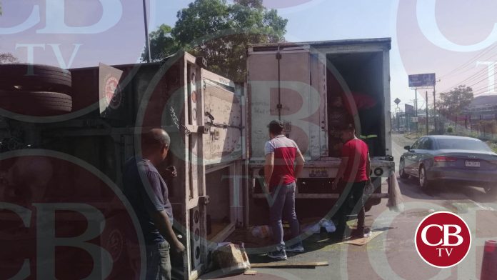 Vuelca camión de lácteos en la salida a Charo