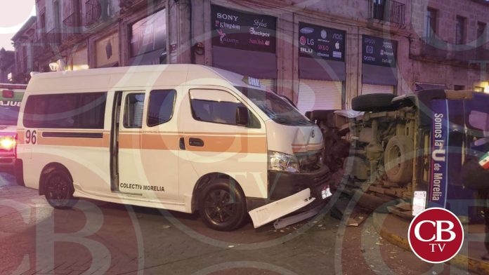 Chocan dos combis y una queda volcada en el centro de Morelia