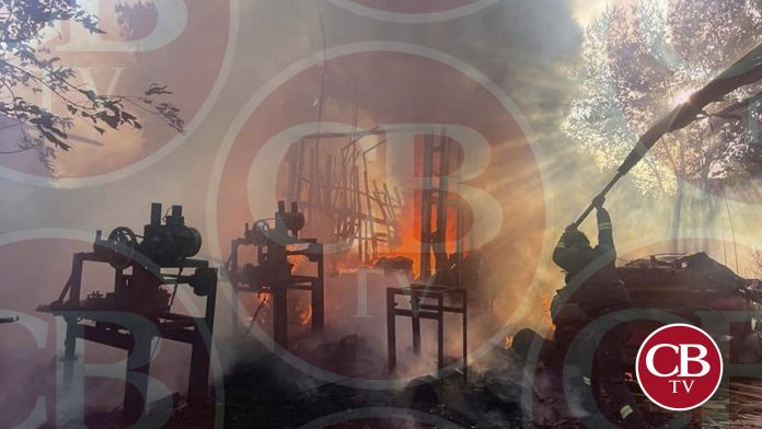Se queman autos en el corralón de San Felipe de los Alzati