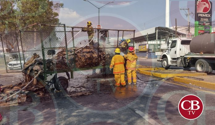 Arde en llamas camioneta cargada de cartón en la Ciudad Industrial de Morelia