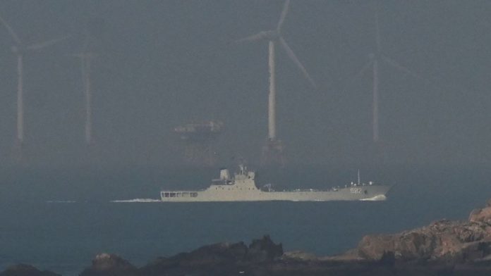 China hace maniobras militares y EU lo desafía enviando un buque militar