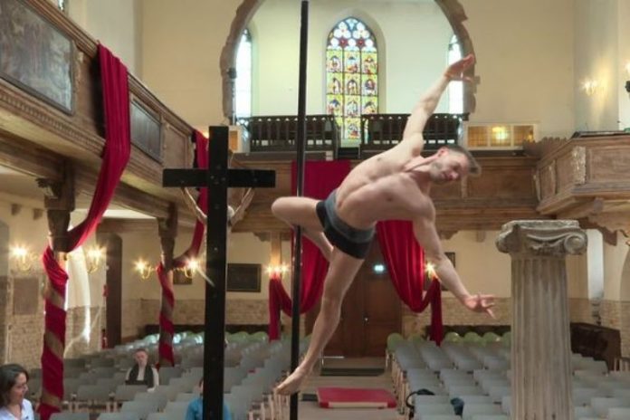 Sacerdote es amenazado de muerte por permitir espectáculo de 'pole dance' en su iglesia