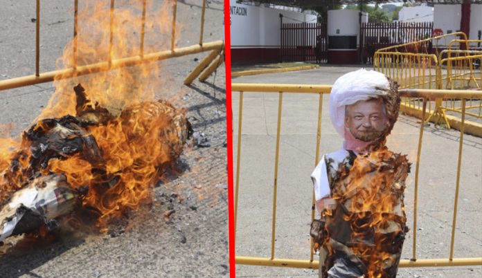 Migrantes incendian piñatas con imagen de Lopez Obrador y Francisco Garduño