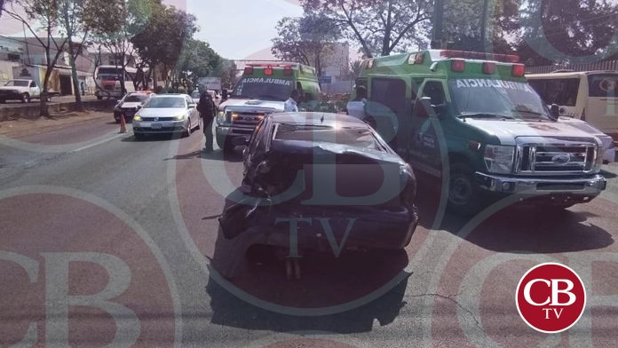 Fuerte choque de autos en la avenida Madero Poniente