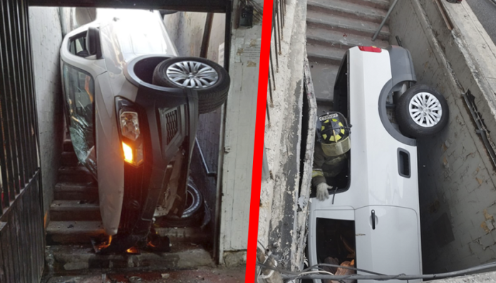 amioneta derrapa y cae a paso desnivel en Eje 5 en Tlalpan