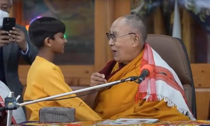 Critican al Dalai Lama por besar a un niño en la boca