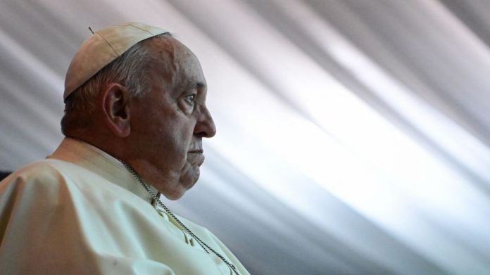 El papa defiende bendiciones a parejas LGBT+ tras criticas