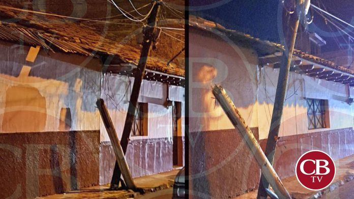 Poste a punto del colapso pone en peligro a Reyenses