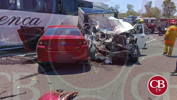 Destruye su camioneta con un autobús y vive de milagro en Tarímbaro