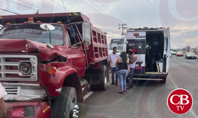 Camión de volteo choca por alcance a micro Villas del Pedrega