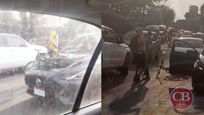 , ciclista y automovilistas se enfrentan a puño limpio