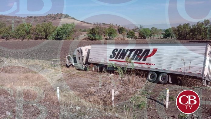 Tráiler se accidenta en la Cuitzeo-Pátzcuaro