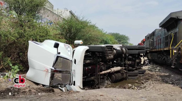 Trailer de lácteos es embestido por el tren en Ciudad Industrial