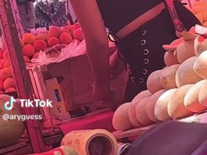 Exponen a mujer que vendía fruta adulterada en el mercado