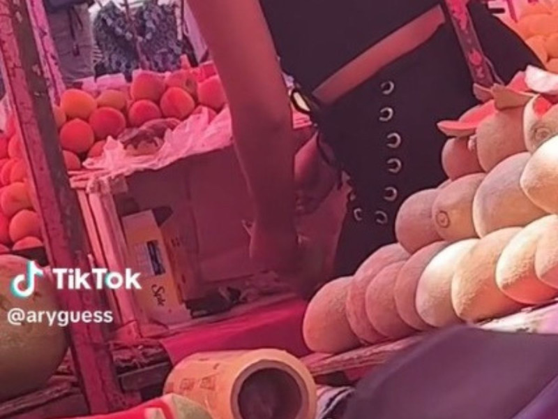 2955437 Exponen a mujer que vendía fruta adulterada en el mercado