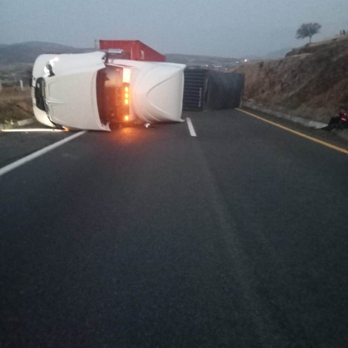 Vuelca camión de carga en Zinapécuaro