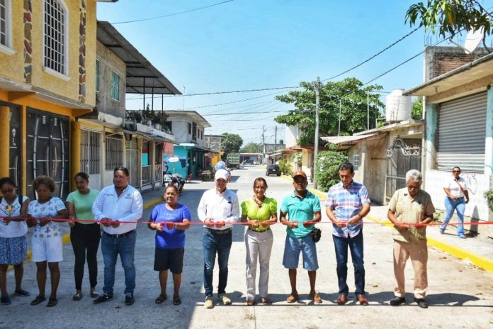 Itzé Camacho Entrega 5 Pavimentaciones con el Programa “Obras por Cooperación”